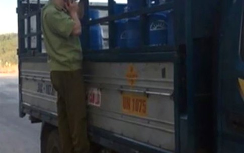 Chuyện lạ: Cán bộ quản lý thị trường dùng xe “không tồn tại”, treo logo báo chí chặn xe tải kiểm tra