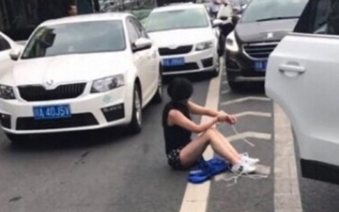 Thoát chết vì xe của kẻ bắt cóc gặp tai nạn giữa đường
