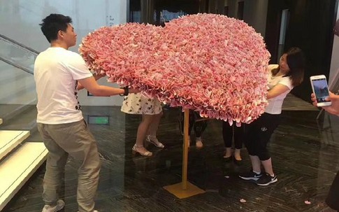 Chàng trẻ chơi trội tặng bạn gái trái tim kết từ hàng ngàn tờ tiền thật