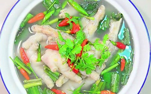 Canh chân gà chua cay cho cả nhà xuýt xoa