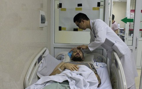 Cứu sống người đàn ông nước ngoài nằm hôn mê bên lề đường