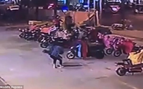 Clip: Nghe tiếng thét của bé gái, người qua đường giật mình chứng kiến cảnh tượng đáng sợ