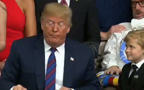 Cậu bé kiên nhẫn chờ để được ôm tổng thống Donald Trump trở thành ngôi sao sáng trên MXH Mỹ