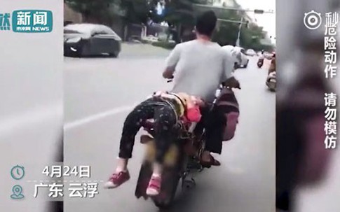 Không chịu đi học, bé gái bị bố trói sau xe máy chở đến trường