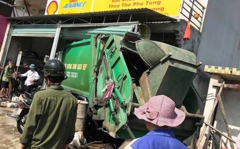 Nghệ An: Xe chở rác lao vào nhà dân, 3 người bị thương