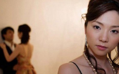 Chồng trơ trẽn thừa nhận ngoại tình, yêu cầu có cả bồ lẫn vợ