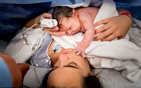 Bé sơ sinh liên tục với tay sờ mặt mẹ sau khi chào đời