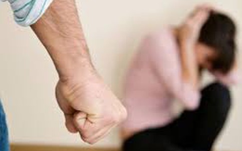 Không ai ngờ người chồng mẫu mực bên ngoài về nhà lại là dã thú