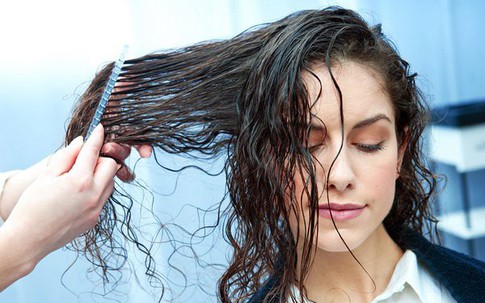 Những thói quen hàng ngày vô tình tàn phá mái tóc của bạn