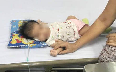 Cháu cấp cứu do sặc sữa, bà đứng ngoài phòng cấp cứu cầu nguyện