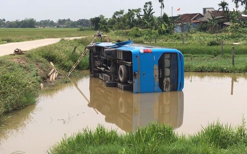 Hà Tĩnh: Xe khách lao xuống hồ nước, hàng chục hành khách hoảng loạn