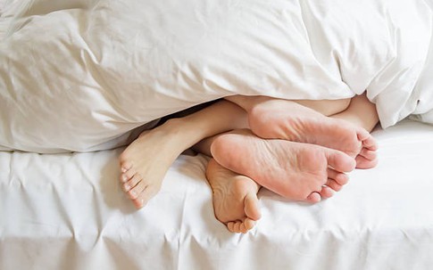 Hòn đảo nơi con trai được đàn chị dạy cách “yêu” và “lên đỉnh”