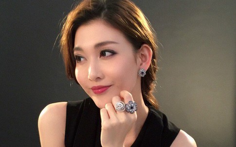 Phận đời buồn của người đẹp Hồng Kông từng bị ép 'quy tắc ngầm' với sếp, giờ đây bán quần áo mưu sinh