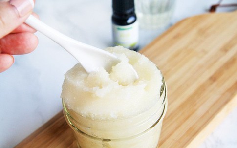 Nhiều người cứ dùng đường để tẩy da chết mà không biết rằng đây là thói quen vô cùng tai hại