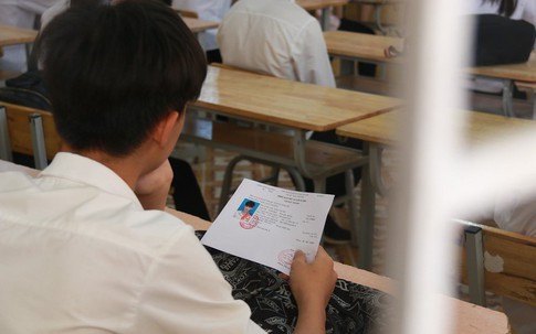 Thầy giáo làm lọt 2 đề thi bị tạm đình chỉ công tác 30 ngày