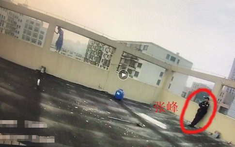 Cô gái lụy tình gọi công an bắt bạn trai rồi lại dọa nhảy lầu để đòi tự do cho anh chàng vũ phu