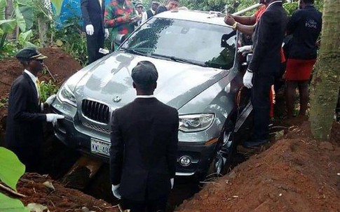 Con trai tậu xe BMW gần 90.000 USD để chôn cất bố