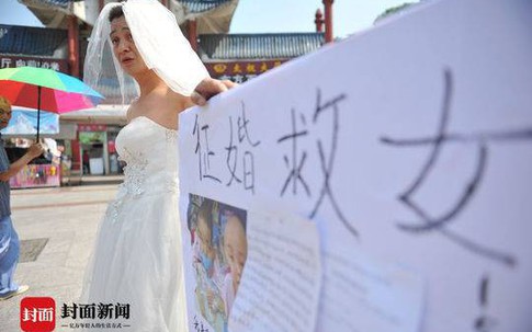 Người đàn ông nghèo mặc váy cưới đứng đường để quyên tiền chữa bệnh cho con khiến nhiều người xúc động nghẹn ngào