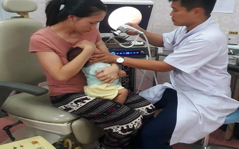 Bé 3 tháng tuổi uống nguyên lọ vaccine thay vì 2 giọt hiện ra sao?