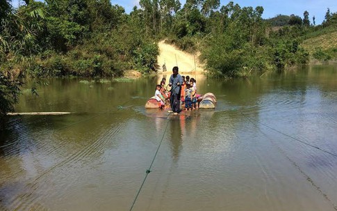 Huyện Krông Bông, tỉnh Đắk Lắk: Người dân liều mình vượt suối bằng cáp treo và bè