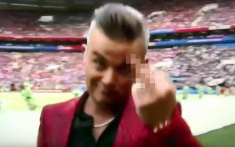 Robbie Williams bị mafia săn đuổi vì "ngón tay thối" là "tin vịt" nhưng chuyện đối diện án phạt lại là sự thật
