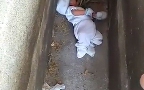 Bé trai 2 tháng tuổi bị mẹ vứt bỏ trong nghĩa trang có nhiều chó hoang gây phẫn nộ