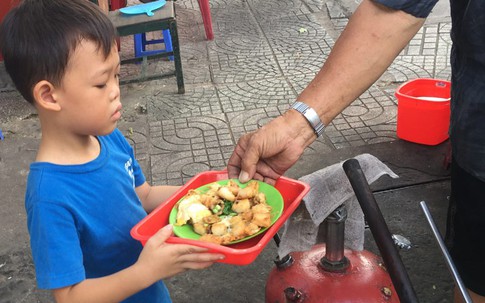 Cậu bé bồi bàn 4 tuổi ở Sài Gòn khiến khách hàng bất ngờ