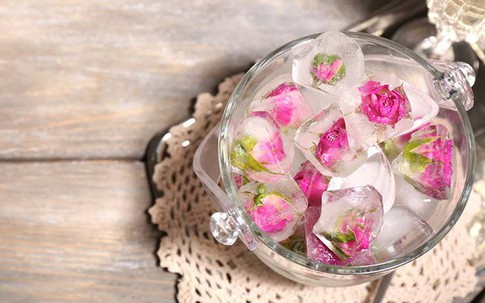 Dùng đá lạnh lăn lên mặt, cách làm đơn giản này sẽ giúp da bạn đẹp lên bội phần