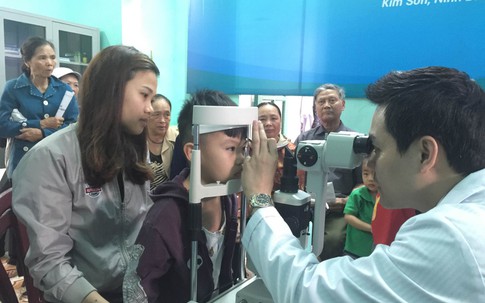 Làm gì để phòng bệnh tai, mắt cho trẻ khi đi bơi mùa hè?