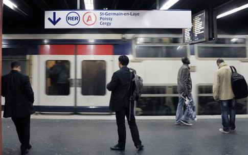 Sinh ra trên tàu điện, bé trai Pháp được miễn phí 25 năm đi tàu