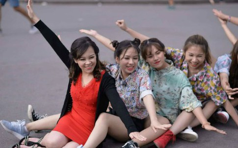Cô giáo 9x chế nhạc, làm video nhắc học sinh ôn thi