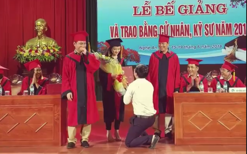 Nữ sinh ĐH Vinh được cầu hôn ngay trong buổi lễ nhận bằng tốt nghiệp