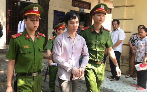 Bị tuyên án tử, kẻ giết người tình đồng tính nhào đến ôm người thân lần cuối