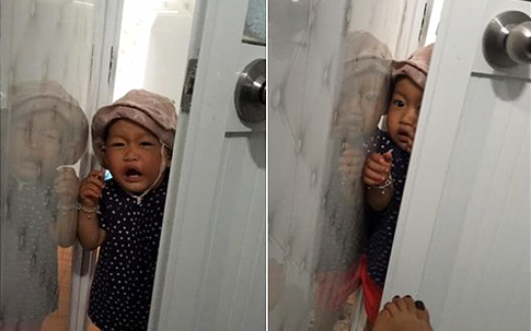 Câu chuyện xúc động sau bức ảnh con gái mè nheo đòi chui vào nhà vệ sinh cùng mẹ