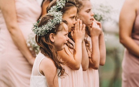 Xem lại ảnh cưới của mình, mẹ bất ngờ xúc động khi thấy con gái 6 tuổi òa khóc nức nở lúc bố mẹ trao lời thề