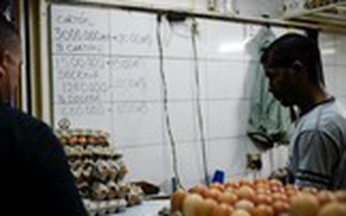 Nửa tháng lương không mua nổi hộp trứng ở Venezuela