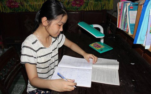 Cô học trò nghèo đỗ thủ khoa kỳ thi vào Trường THPT Chuyên Hà Tĩnh