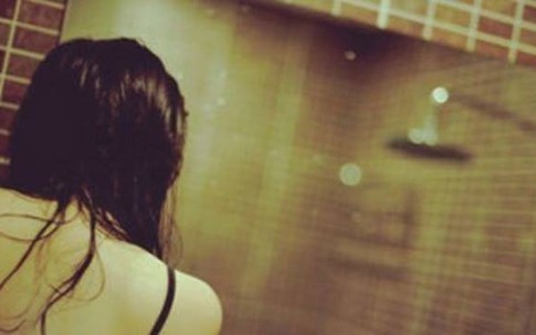 Cô gái bị người đàn ông chặn xe, kéo vào bụi rậm hiếp dâm