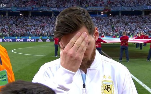 Nét mặt căng thẳng của Messi đầu trận như biết trước cơn bĩ cực