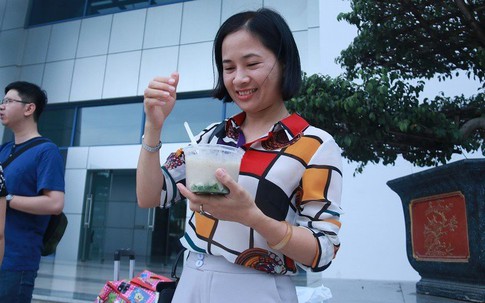 Giám thị ăn cháo vội, xách vali sớm lên đường coi thi THPT quốc gia
