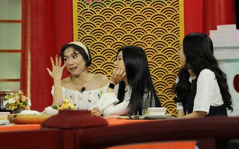 Diệu Nhi khổ sở chui gầm bàn ‘ăn vụng’ vì thua cuộc