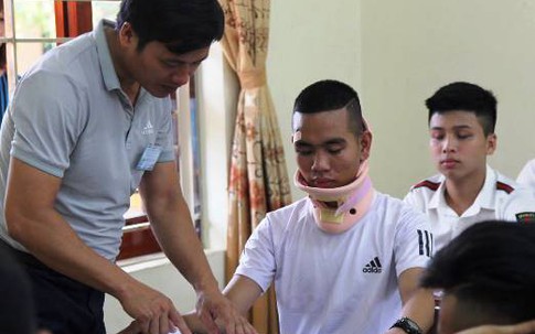 Nghệ An: Thí sinh mang “nẹp cổ” dự thi vì bị tai nạn