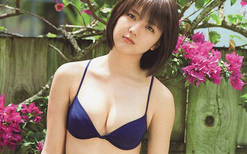 Nhan sắc nóng bỏng của mỹ nhân phim 18+ là bạn gái cầu thủ xấu trai nhất tuyển Nhật