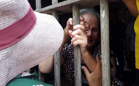 Vụ lật xe tải chở hàng chục công nhân Việt ở Lào: Nước mắt nơi quê nghèo