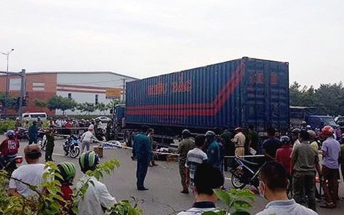 Hai vợ chồng bị xe container cán tử vong, con trai bị thương nặng