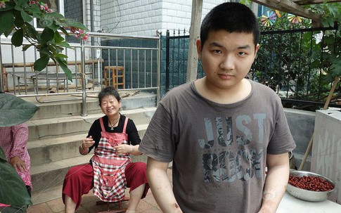 Một mình sống cùng 18 cụ già neo đơn ở viện dưỡng lão, hóa ra chàng trai 21 tuổi này cũng có một câu chuyện riêng