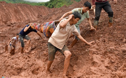 Hơn 50 người 'ngụp lặn' trong biển bùn tìm 5 nạn nhân mất tích