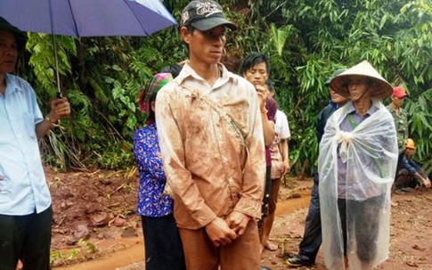 Lũ kinh hoàng ở miền Bắc: Người đàn ông vừa khóc vừa dùng tay bới đất đá tìm vợ con