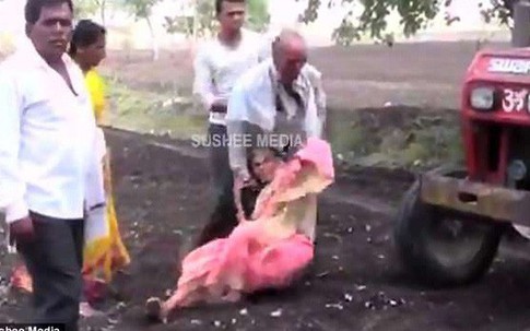 Phẫn nộ cảnh con trai dùng mẹ già làm lá chắn trước máy cày