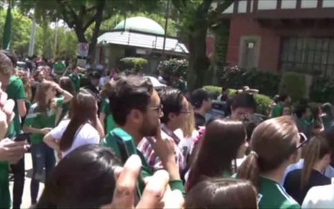 Cổ động viên Mexico vây kín sứ quán Hàn Quốc để ăn mừng